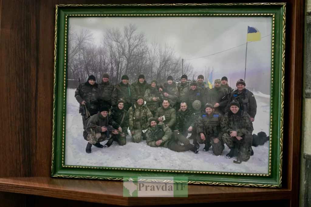 Група українських військових позує на снігу