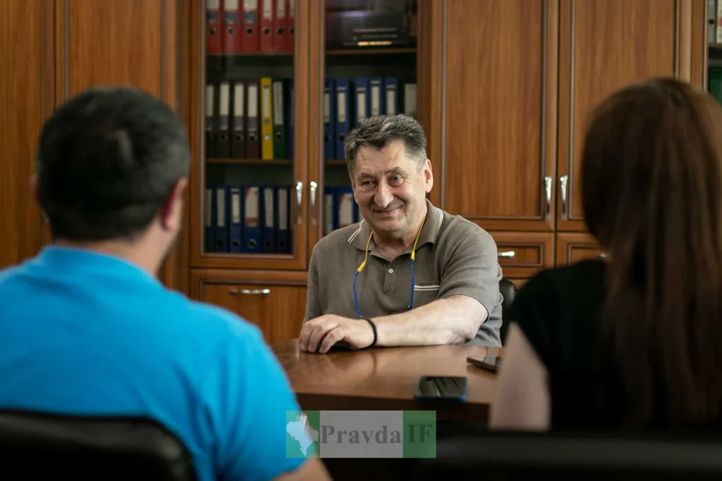 Чоловік спілкується з людьми в офісі