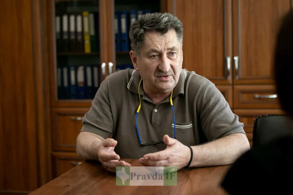 Чоловік розмовляє за столом в офісі