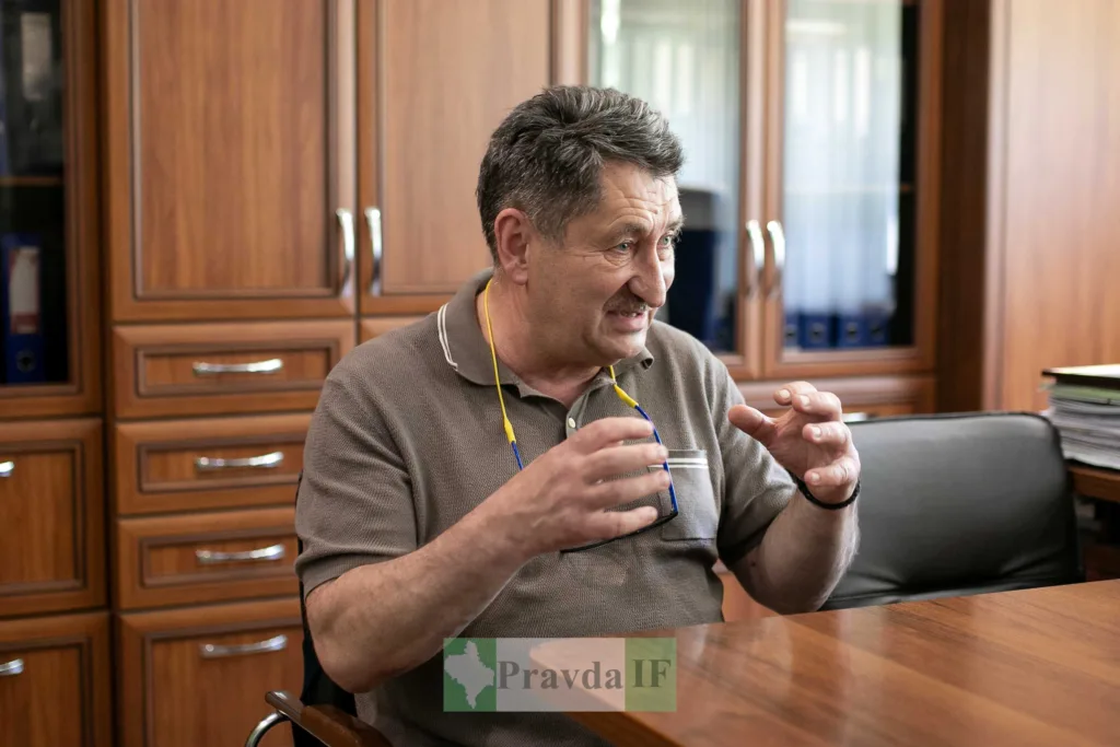 Чоловік жестикулює під час розмови в офісі