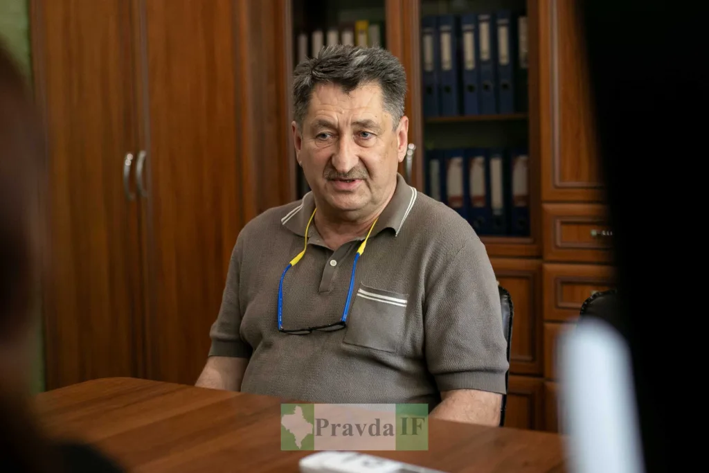 Чоловік сидить у кабінеті за столом