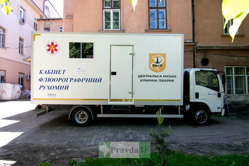 Рухомий флюорографічний кабінет біля лікарні