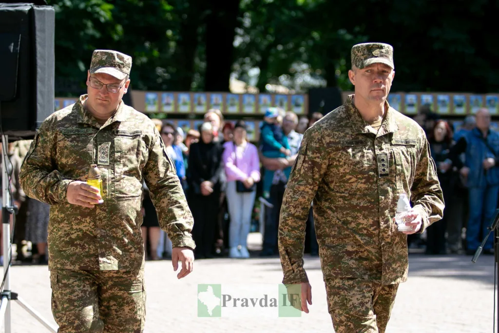 Військові на урочистому заході на вулиці