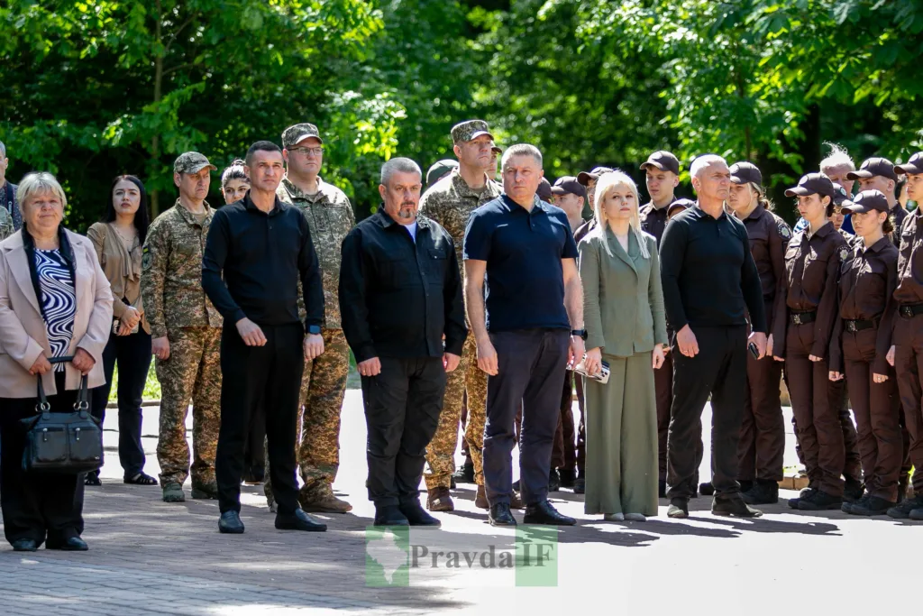 Люди та військові стоять під час урочистого заходу