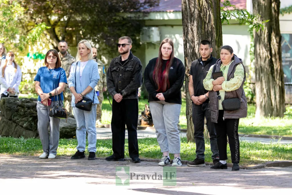 Люди стоять на вулиці під час церемонії пам’яті