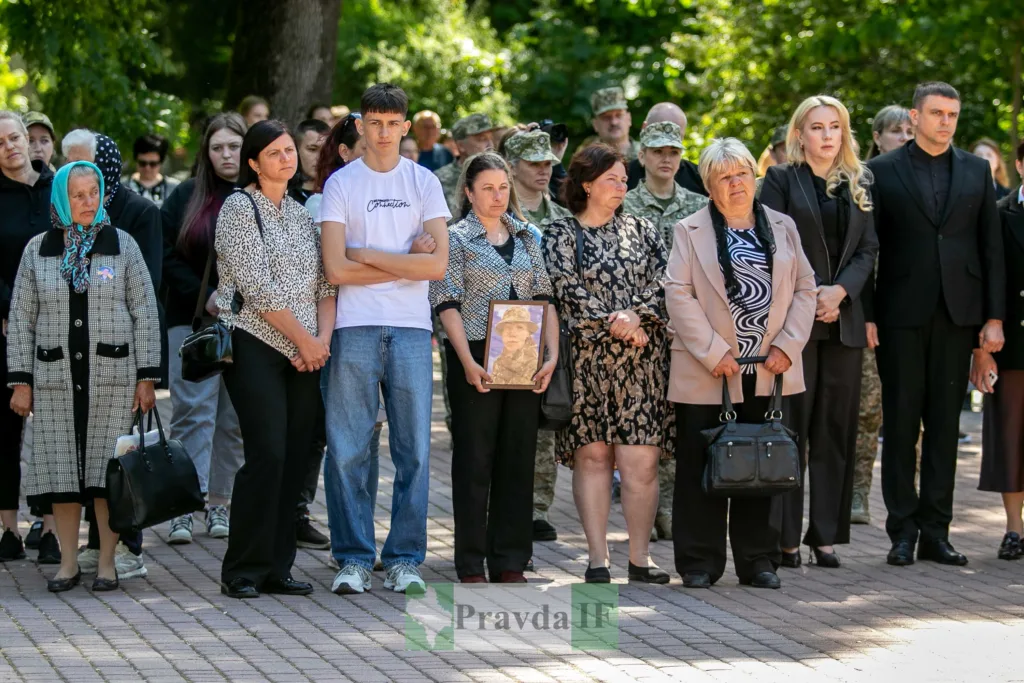 Люди на церемонії вшанування військового героя