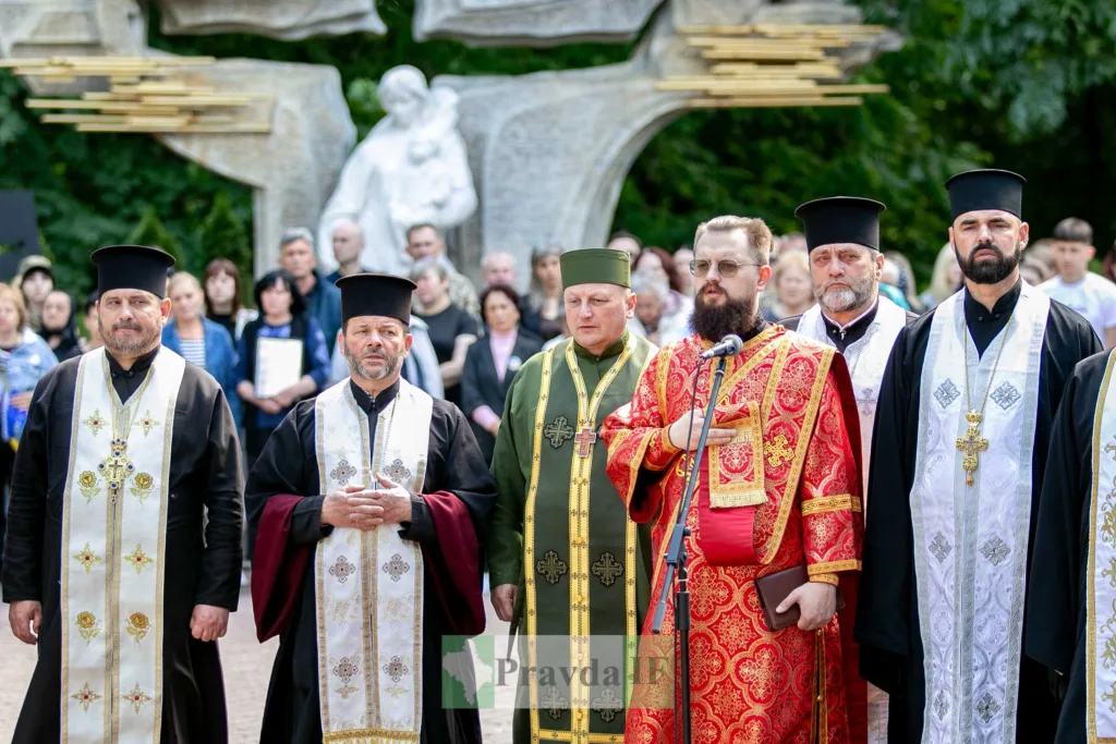Священники під час церемонії вшанування пам’яті