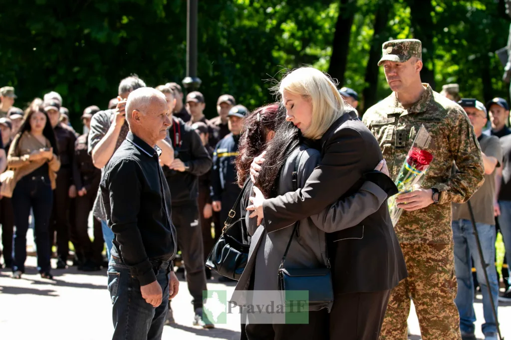 Люди прощаються із загиблим військовим на церемонії