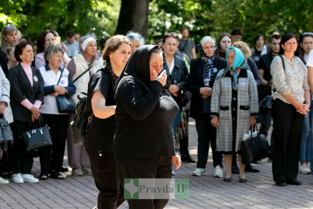 Люди прощаються під час жалобної церемонії на вулиці
