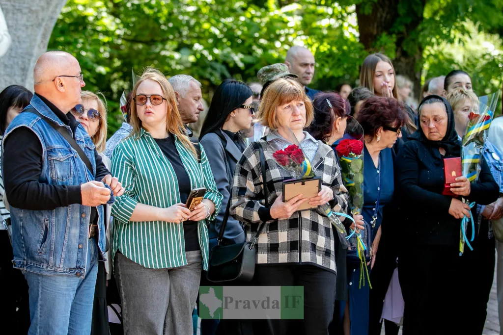 Люди на вуличній церемонії з квітами