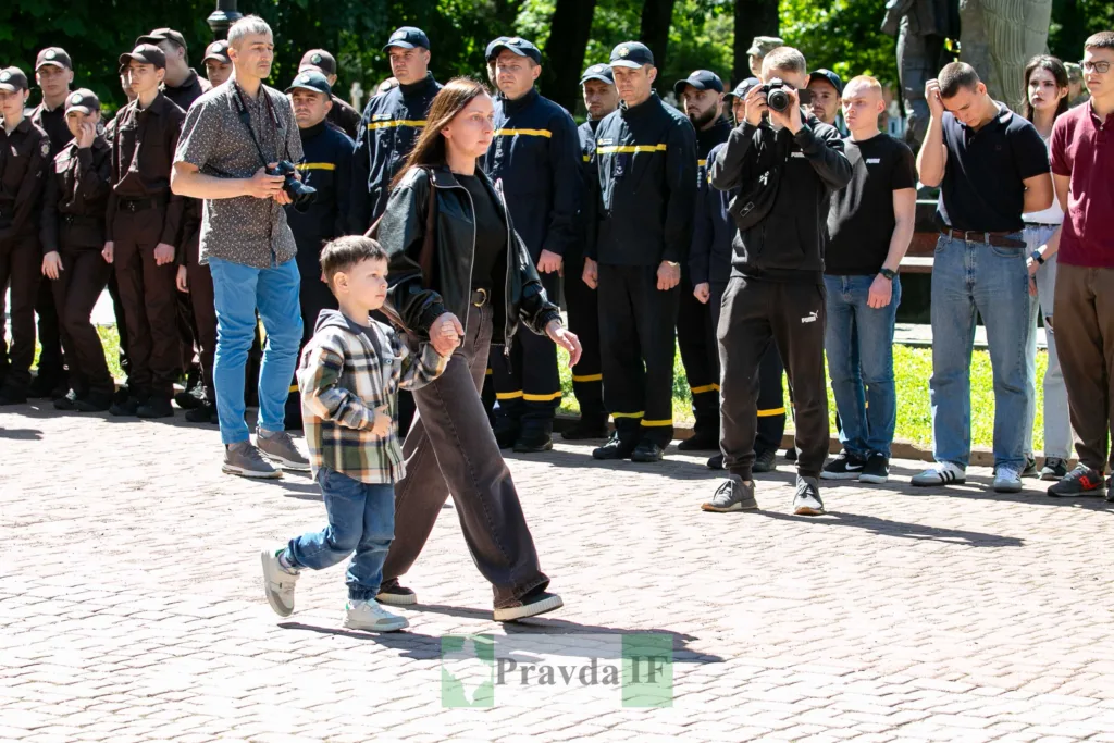Люди на вшануванні героїв у парку