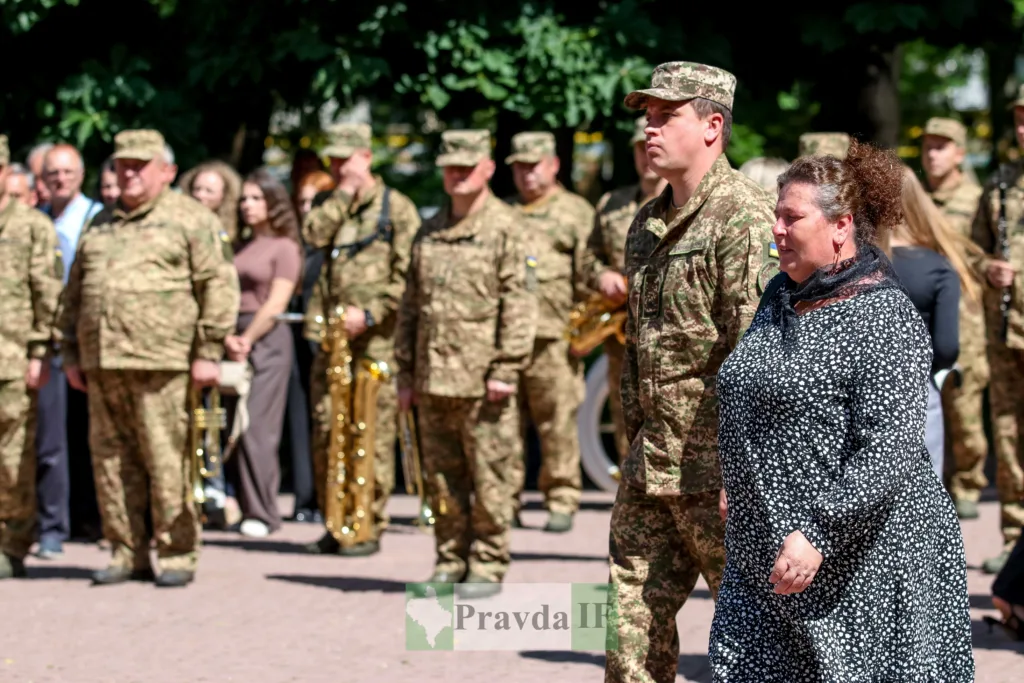 Військові та цивільні на урочистому заході