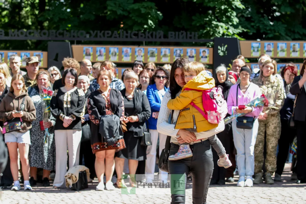 Люди вшановують полеглих героїв України