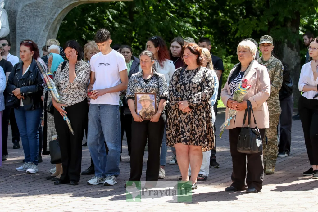 Люди на церемонії вшанування пам’яті воїна