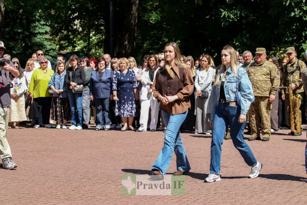 Люди на урочистому заході на вулиці