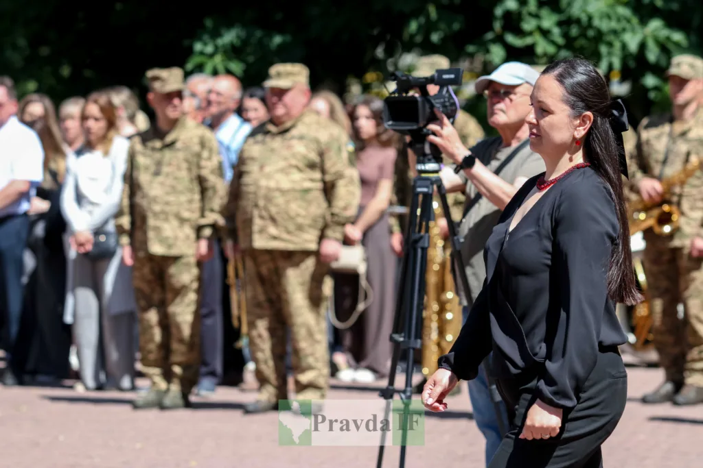 Урочистий захід з військовими та оператором камери