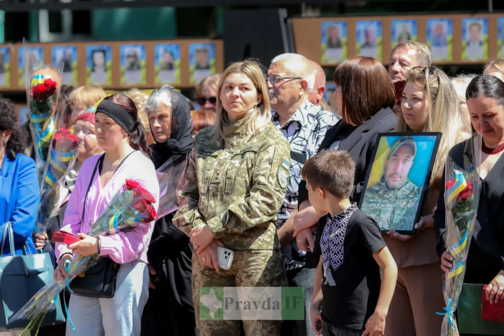 Люди вшанувують пам'ять загиблих військових України