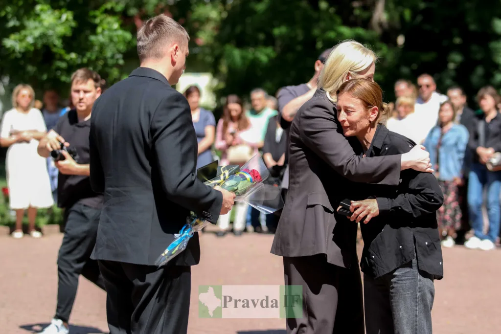 Люди висловлюють співчуття під час церемонії прощання
