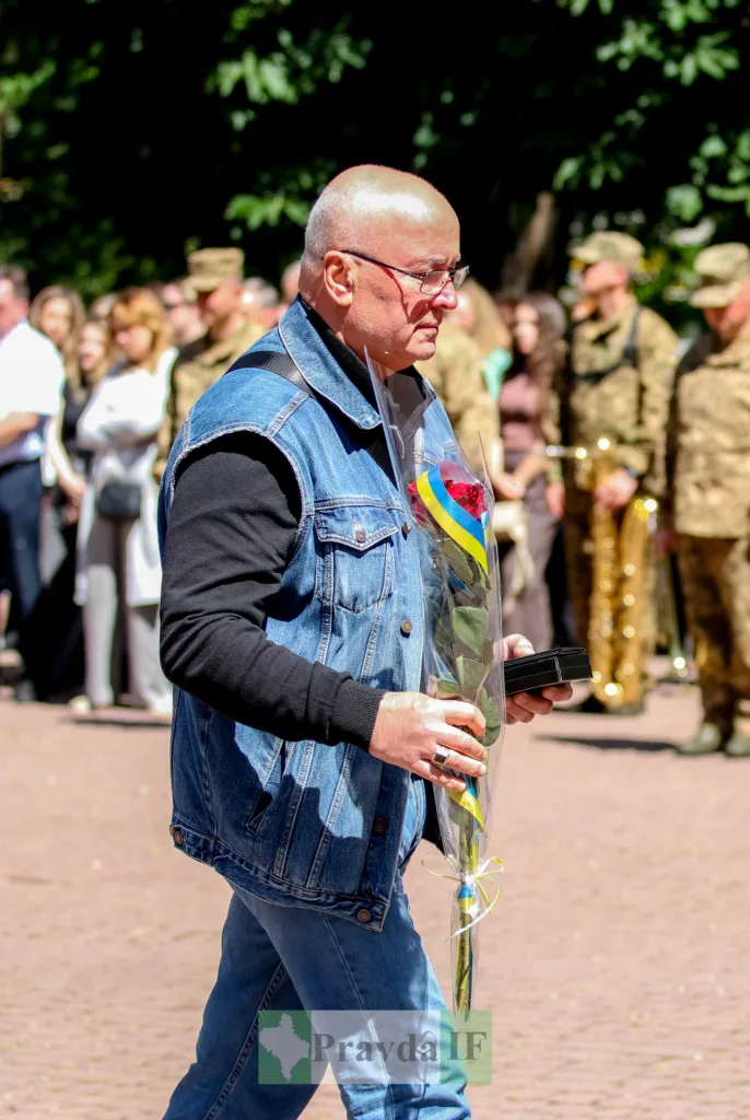 Чоловік із квітами на урочистому заході