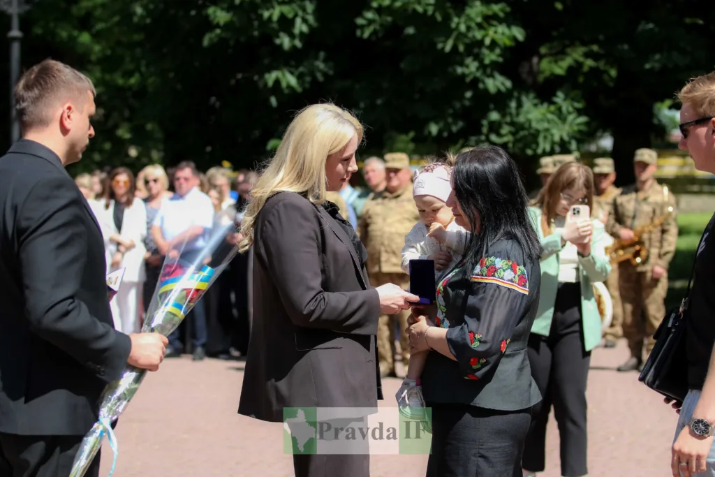 Вручення нагороди жінці з дитиною на церемонії