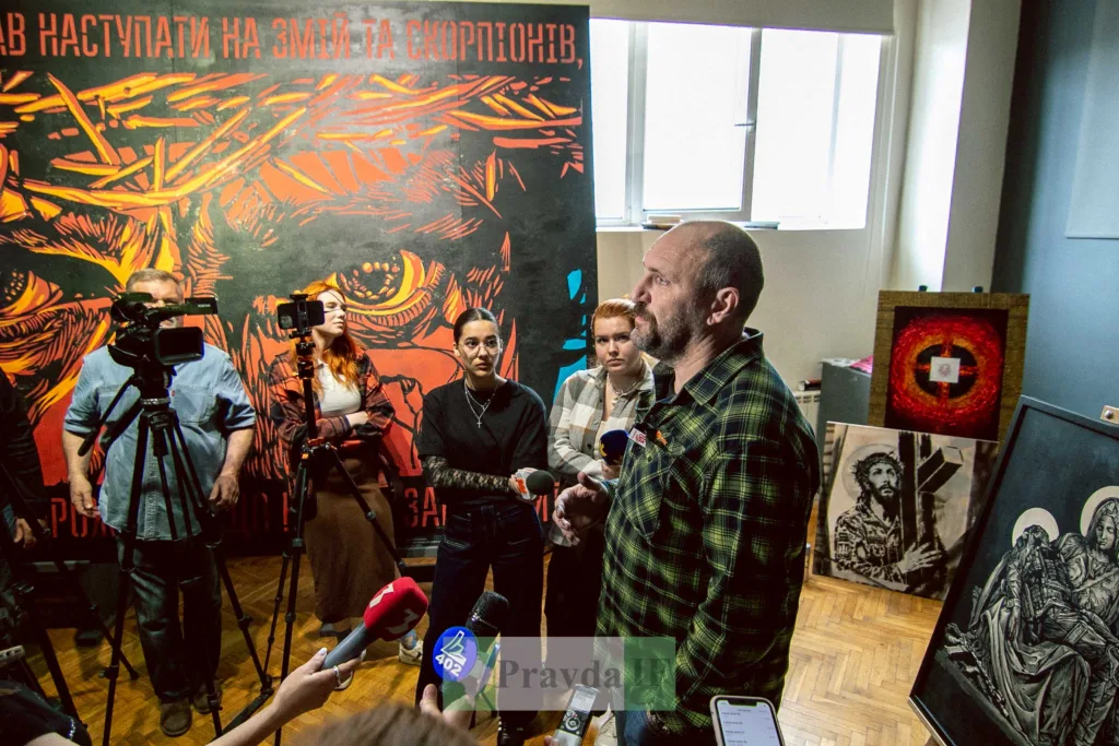 Пресконференція біля художньої виставки в галереї