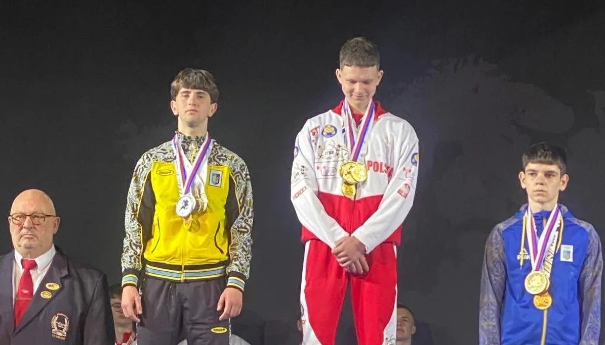 Спортсмени на п'єдесталі з медалями переможців
