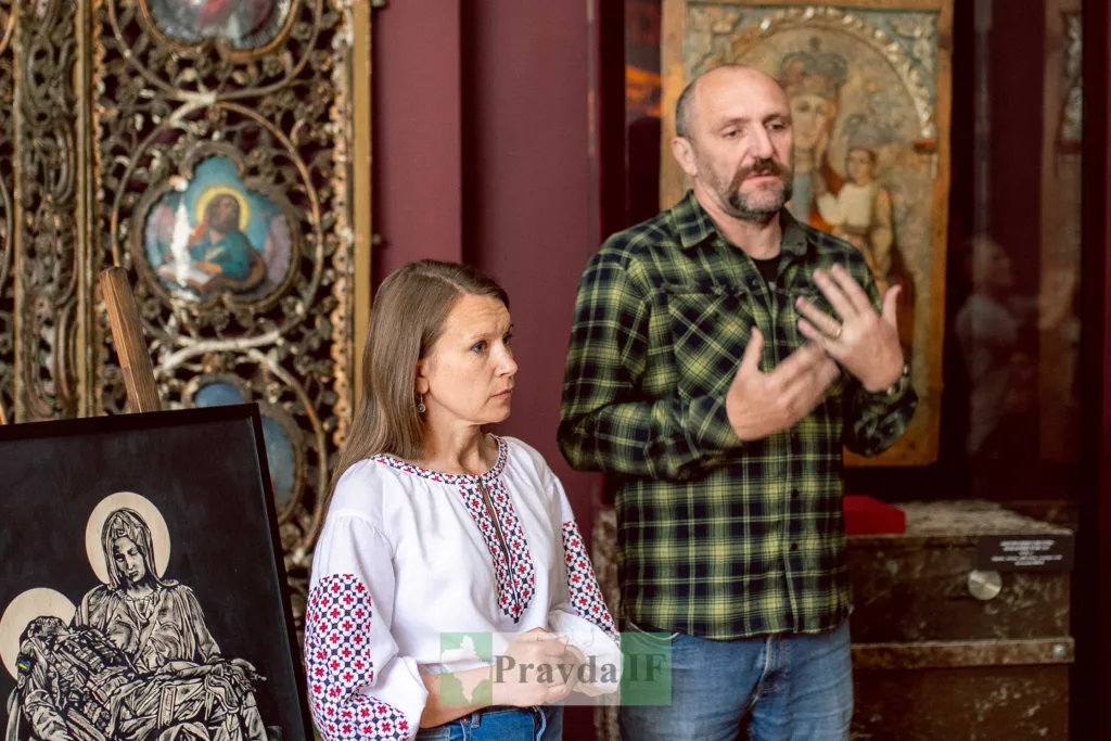 Люди поруч із картинами в українському музеї