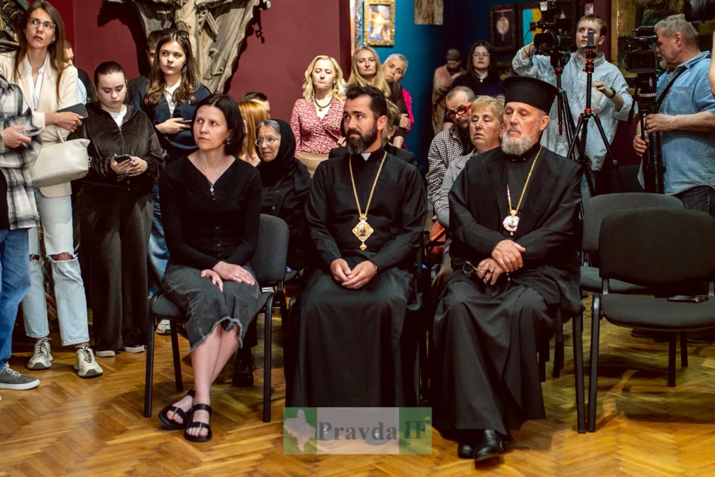 Люди на культурному заході в музеї