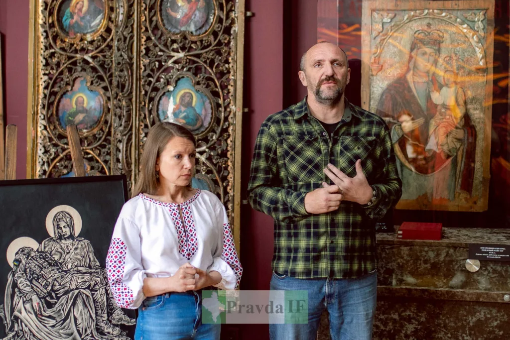 Люди біля ікон у музеї мистецтва