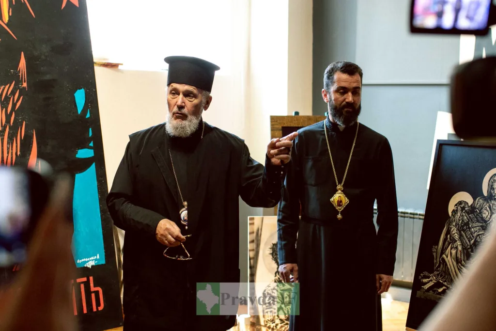Священики на виставці релігійного мистецтва