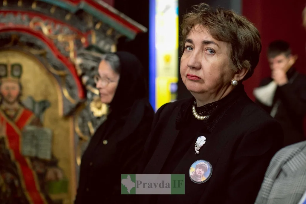 Жінки на поминальній церемонії в церкві