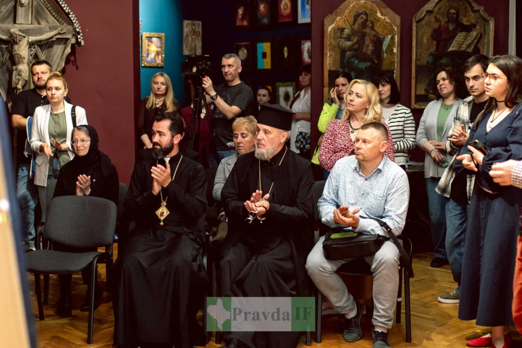 Люди на релігійному заході у виставковому залі