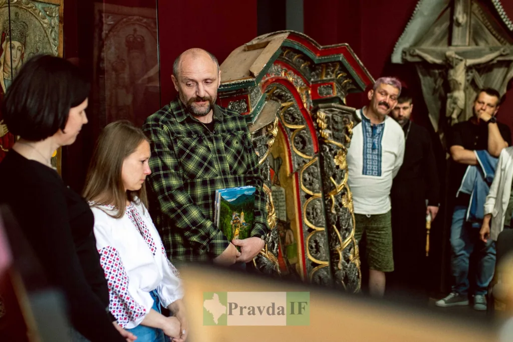 Люди оглядають виставку українського сакрального мистецтва