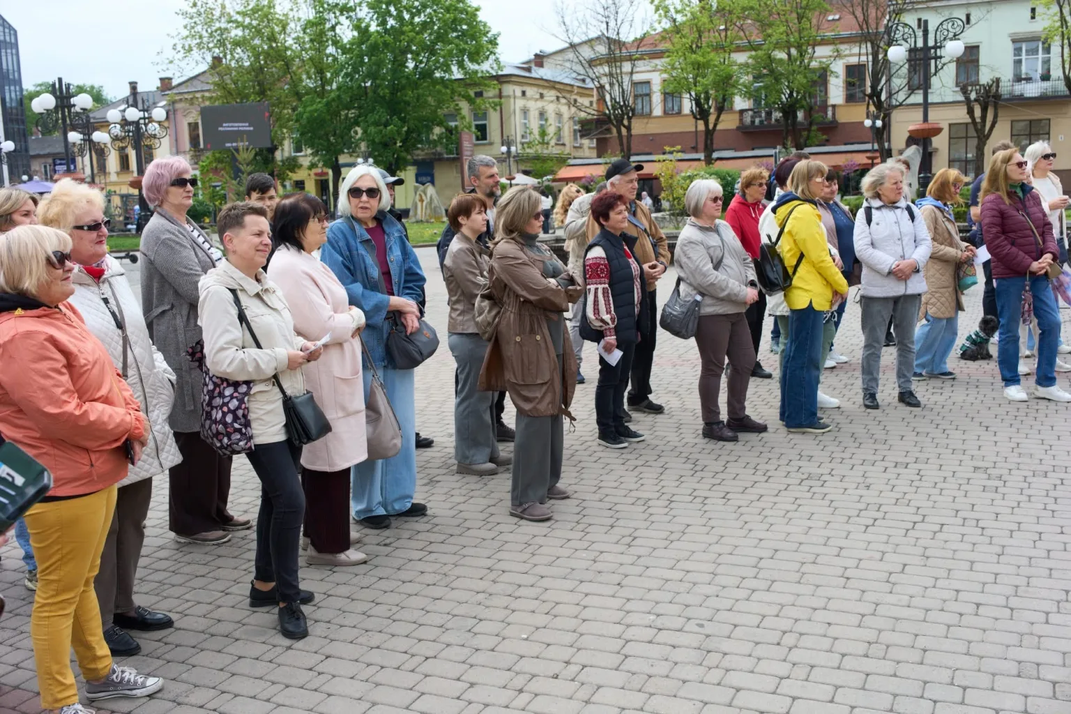 Група людей на пішій екскурсії містом