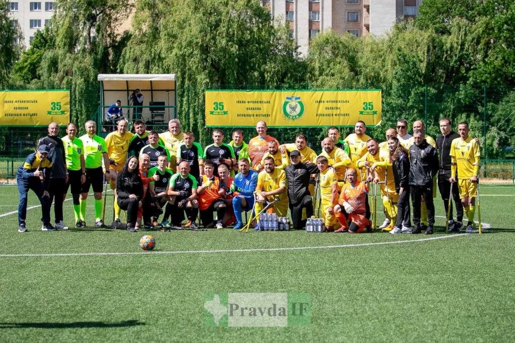 Футбольна команда на полі Івано-Франківська