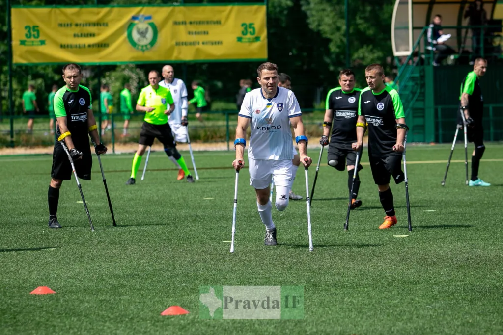 Футболісти з протезами грають на полі