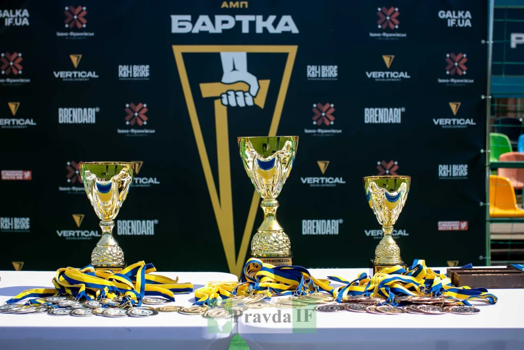 Кубки та медалі на спортивному турнірі Бартка