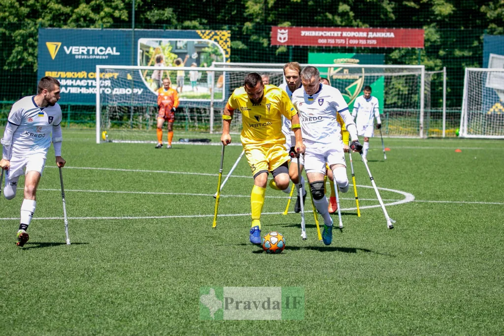 Футбольний матч ампфутболістів на полі