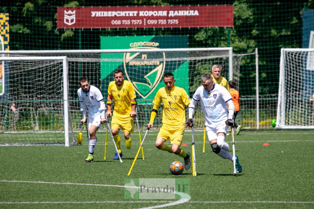 Матч ампфутболістів на футбольному полі