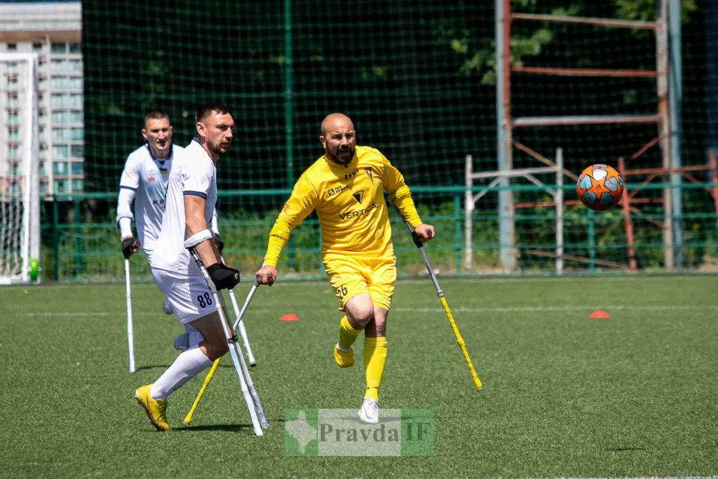 Матч ампфутболу на футбольному полі