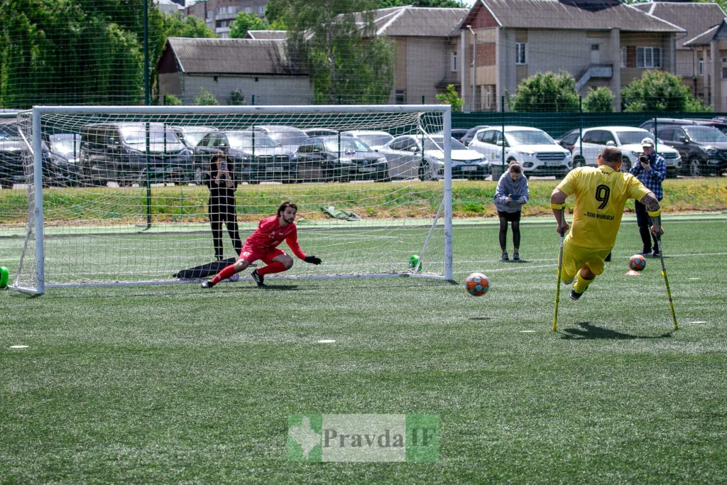 Ампутаційний футболіст забиває гол на полі