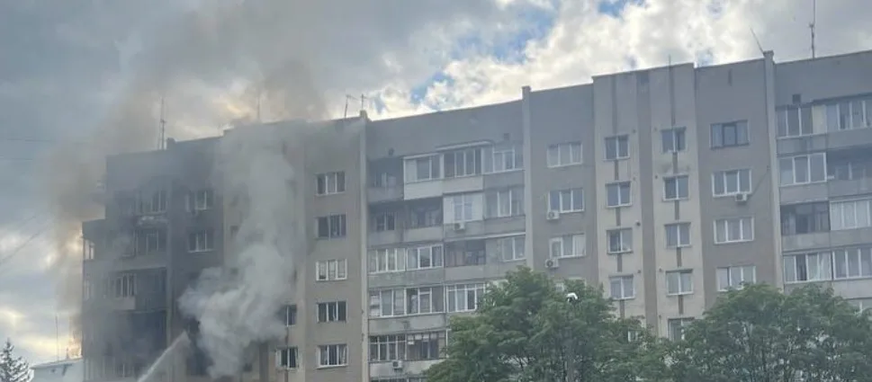 Пожежа в багатоповерхівці, дим з вікон будинку