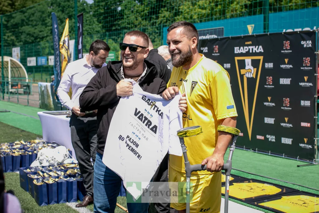 Футбольний захід, вручення форми гравцю на полі