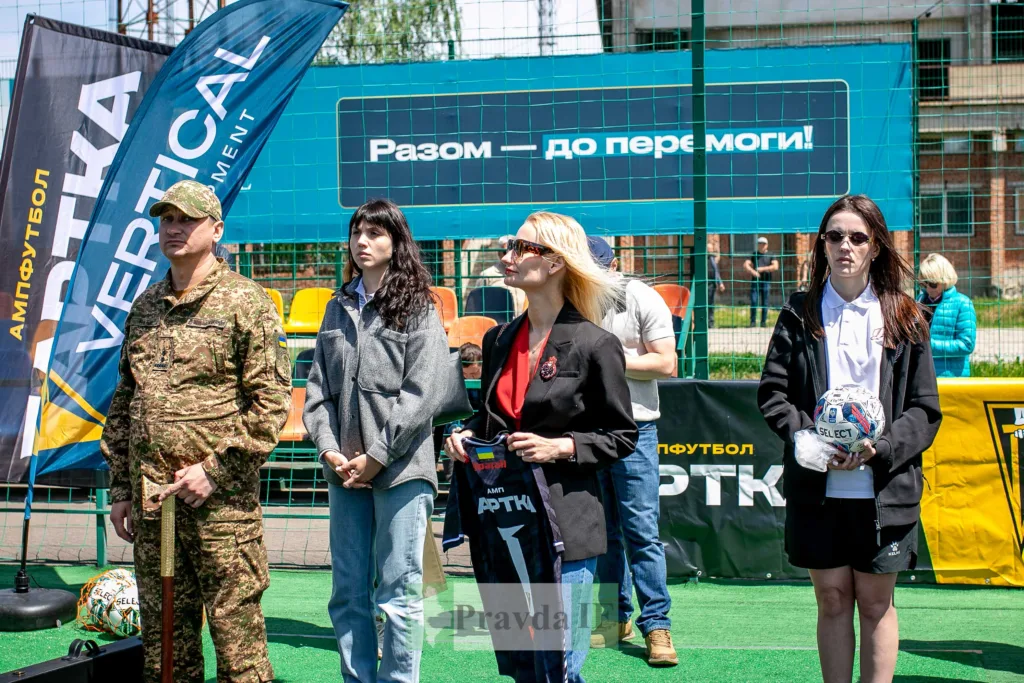 Учасники події на футбольному полі з банерами
