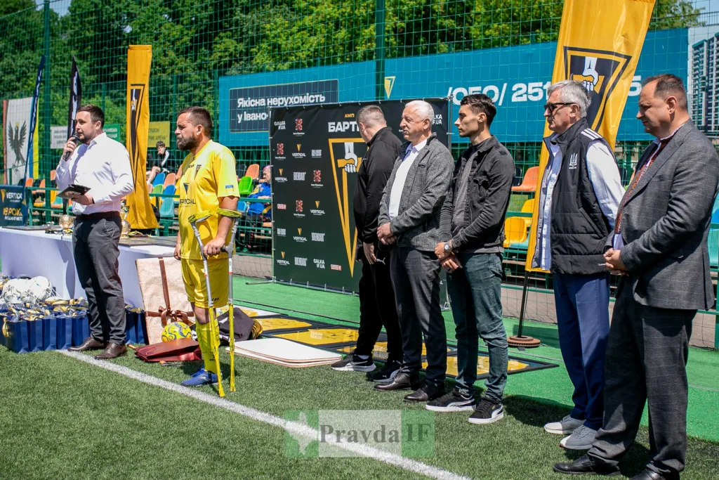 Церемонія нагородження на футбольному полі