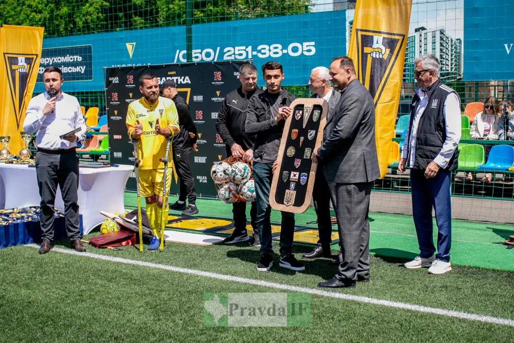 Нагородження футболістів на спортивному полі Івано-Франківська
