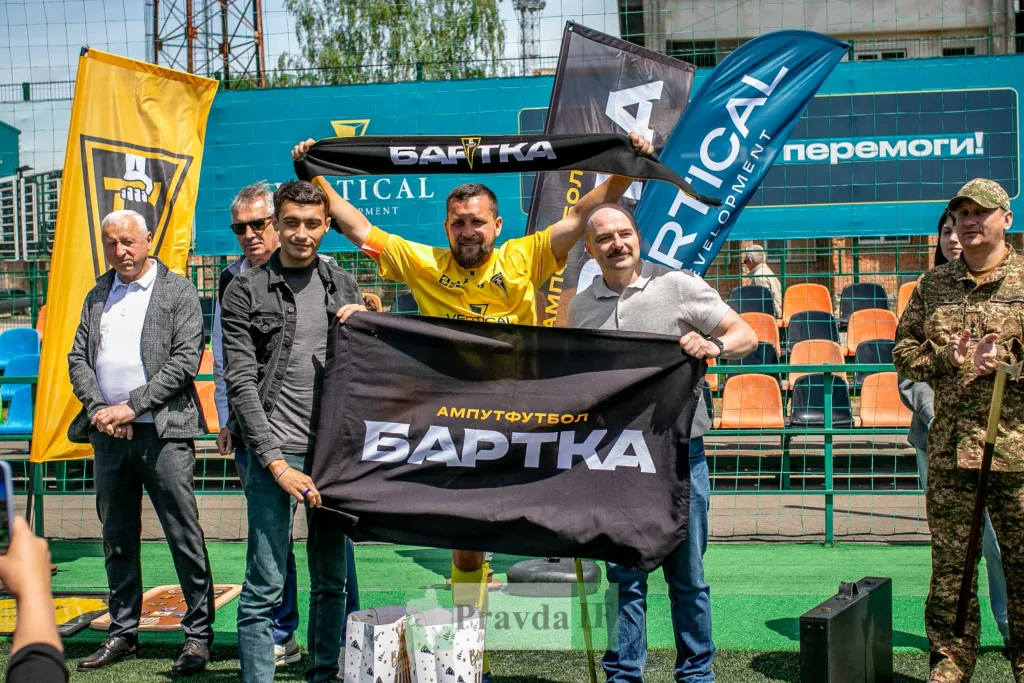 Команда ампутаційного футболу БАРТКА святкує перемогу