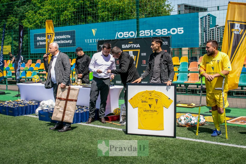 Футбольна церемонія з подарунками на полі
