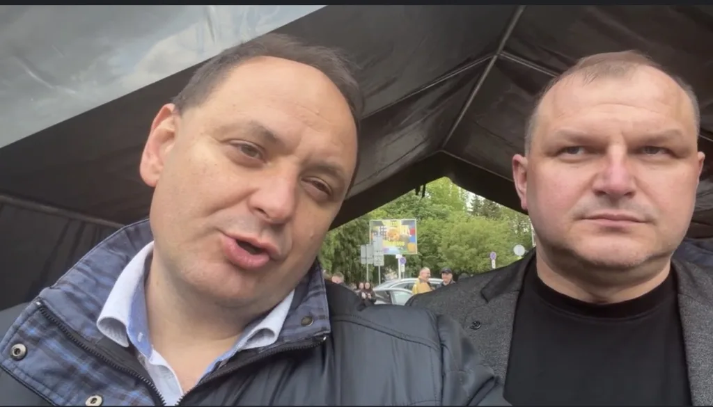 Двоє чоловіків на вулиці під навісом