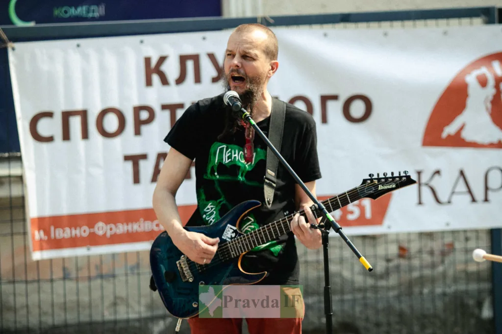 Музикант грає на гітарі на вулиці